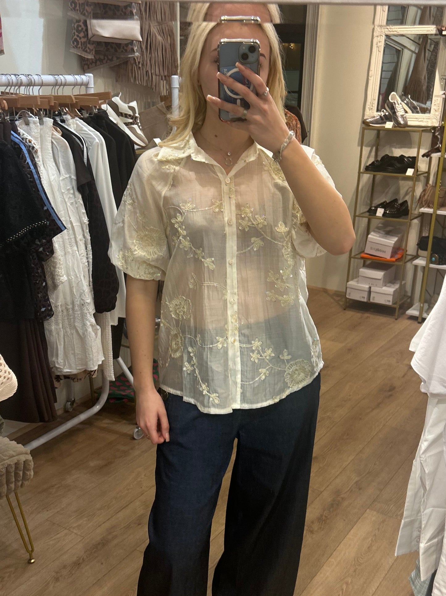 FLOWER EMBROIDERED CREAM BLOUSE