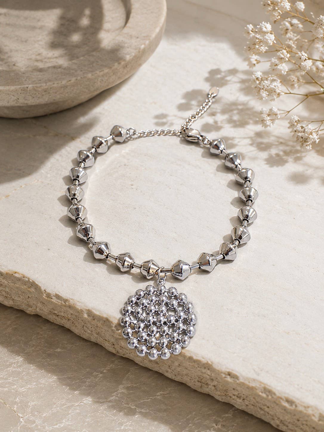 Bracelet adorned with a stainless steel pendant: Gold