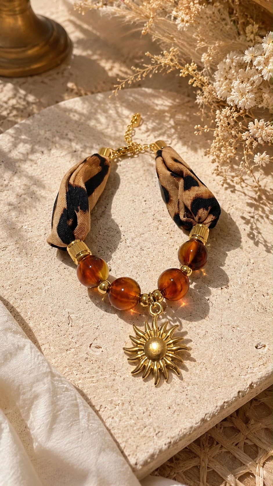 Leopard bracelet adorned with natural resin beads and a stainless steel pendant: Léopard
