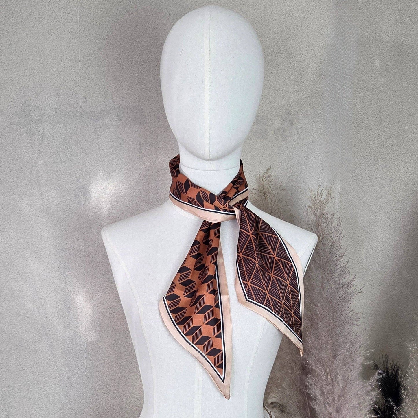 TRIANGLE PRINT NECK SCARF