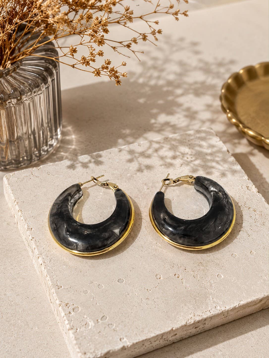 Creole hoop earrings adorned with natural resin in stainless steel: Marron Clair