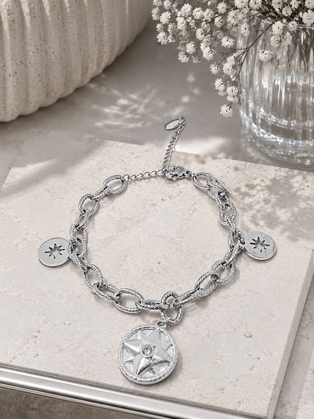 Bracelet adorned with stainless steel charms: Doré