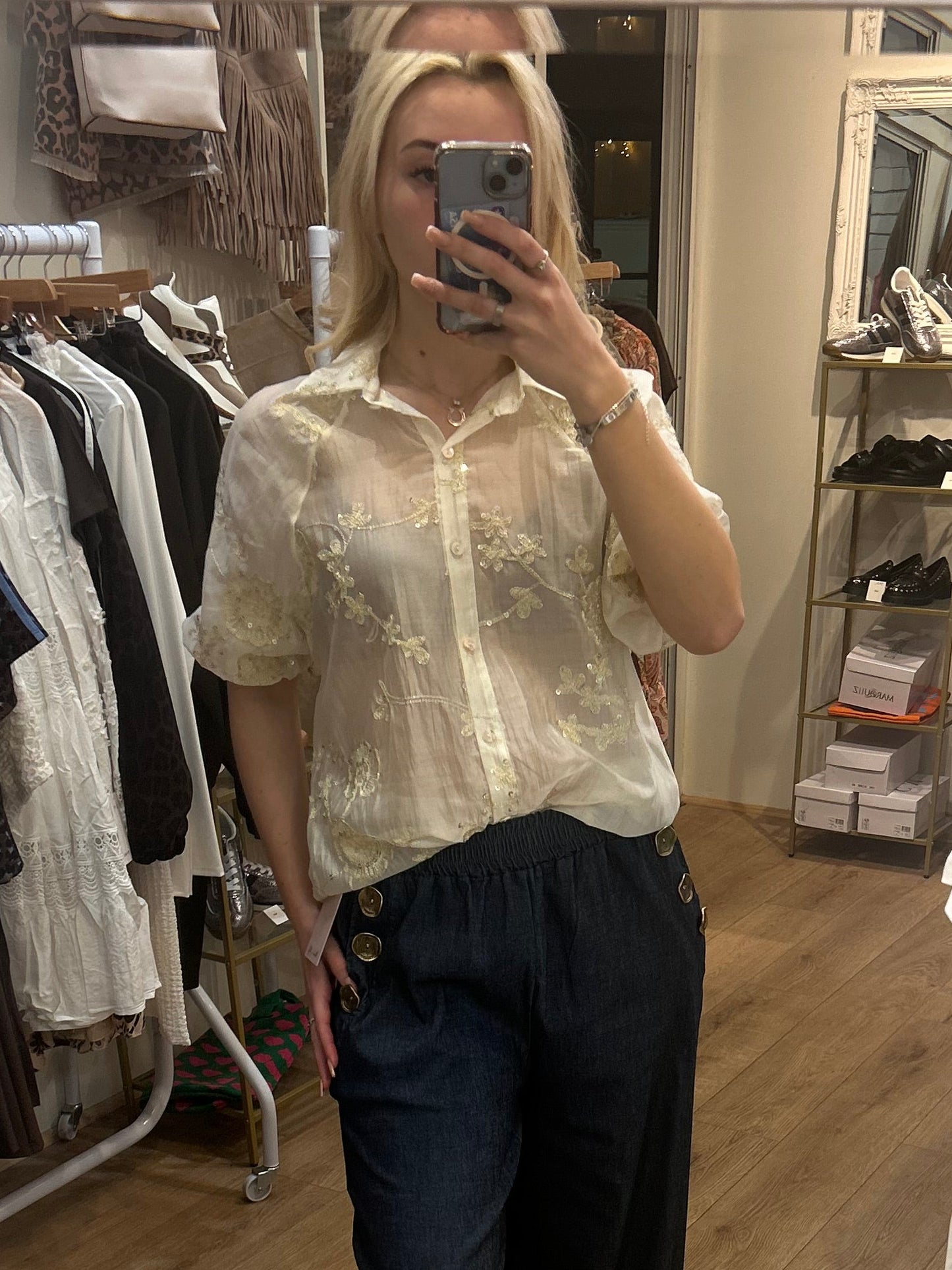 FLOWER EMBROIDERED CREAM BLOUSE