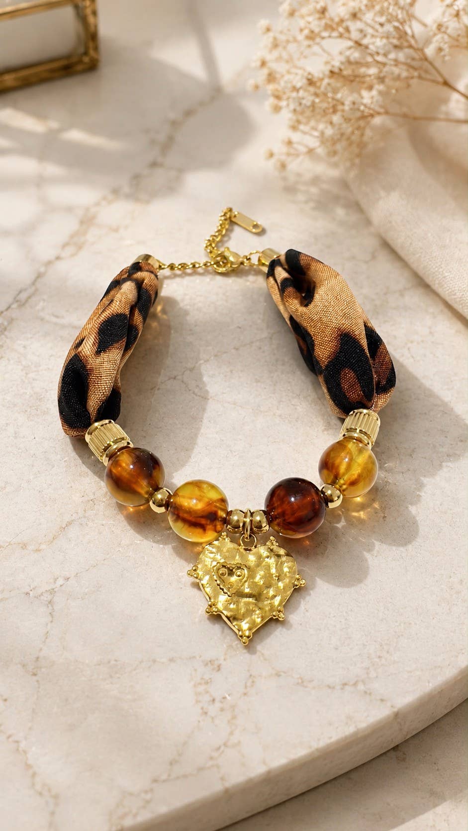 Leopard bracelet adorned with natural resin beads and a stainless steel pendant: Leopard