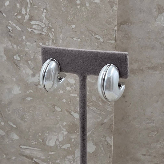 Brushed metal hugging hoop with shiny inlayed strip: Silver