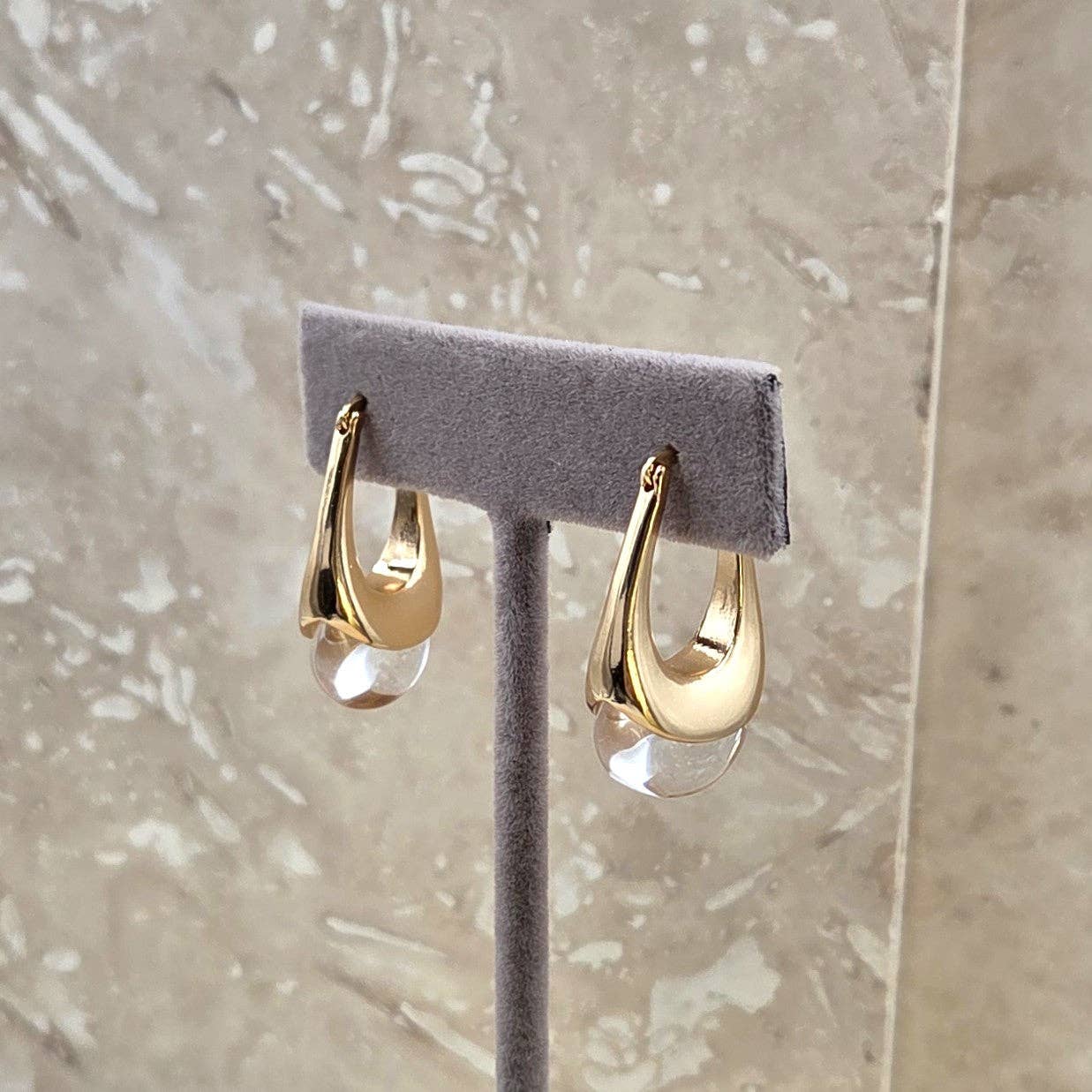Retro resin hoop earrings: Gold - Clear