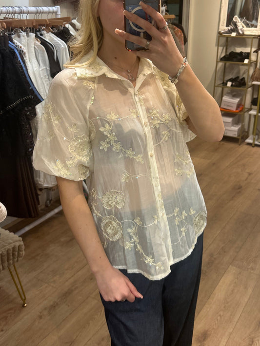 FLOWER EMBROIDERED CREAM BLOUSE