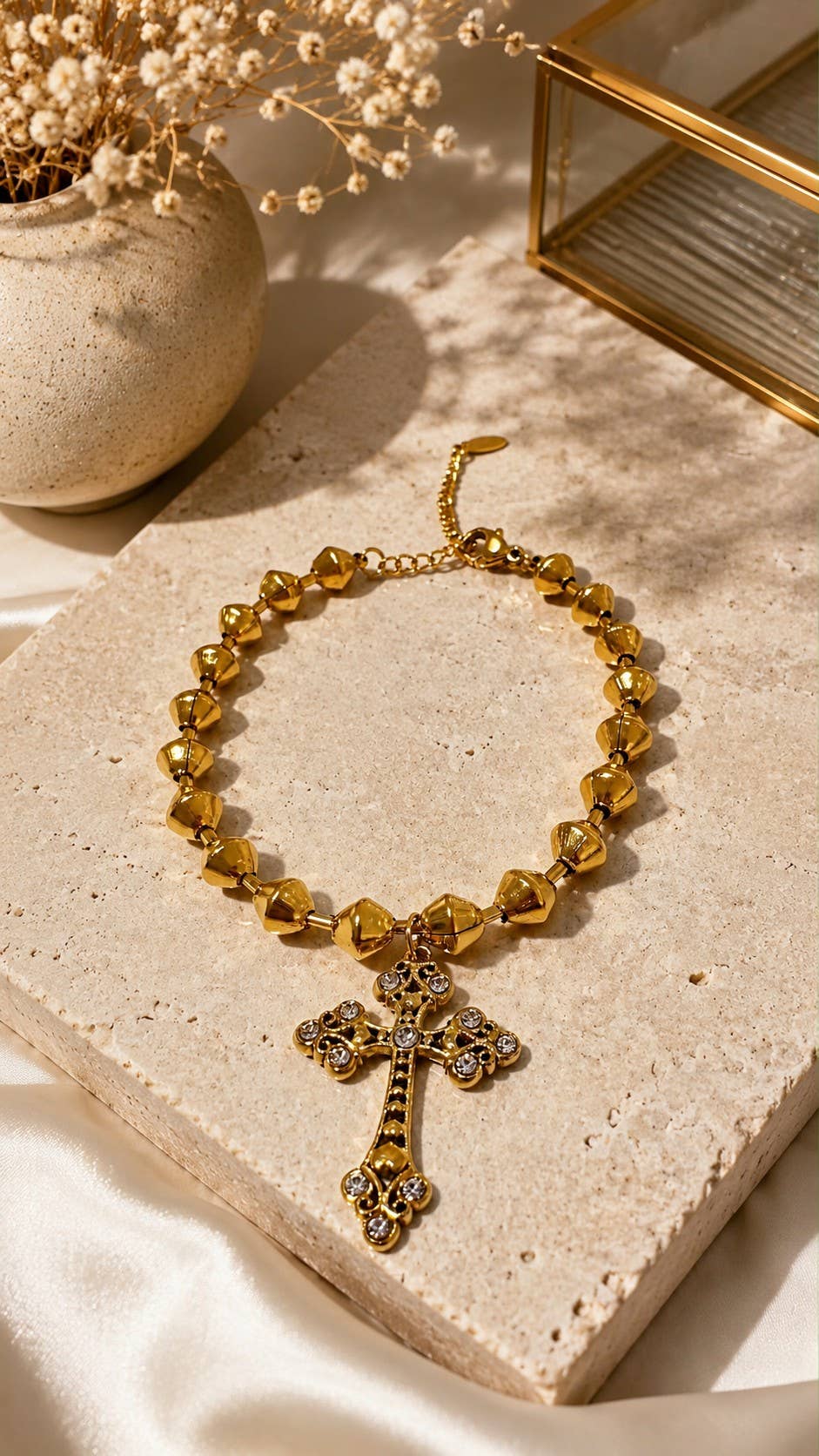 Bracelet adorned with a stainless steel cross pendant: Gold