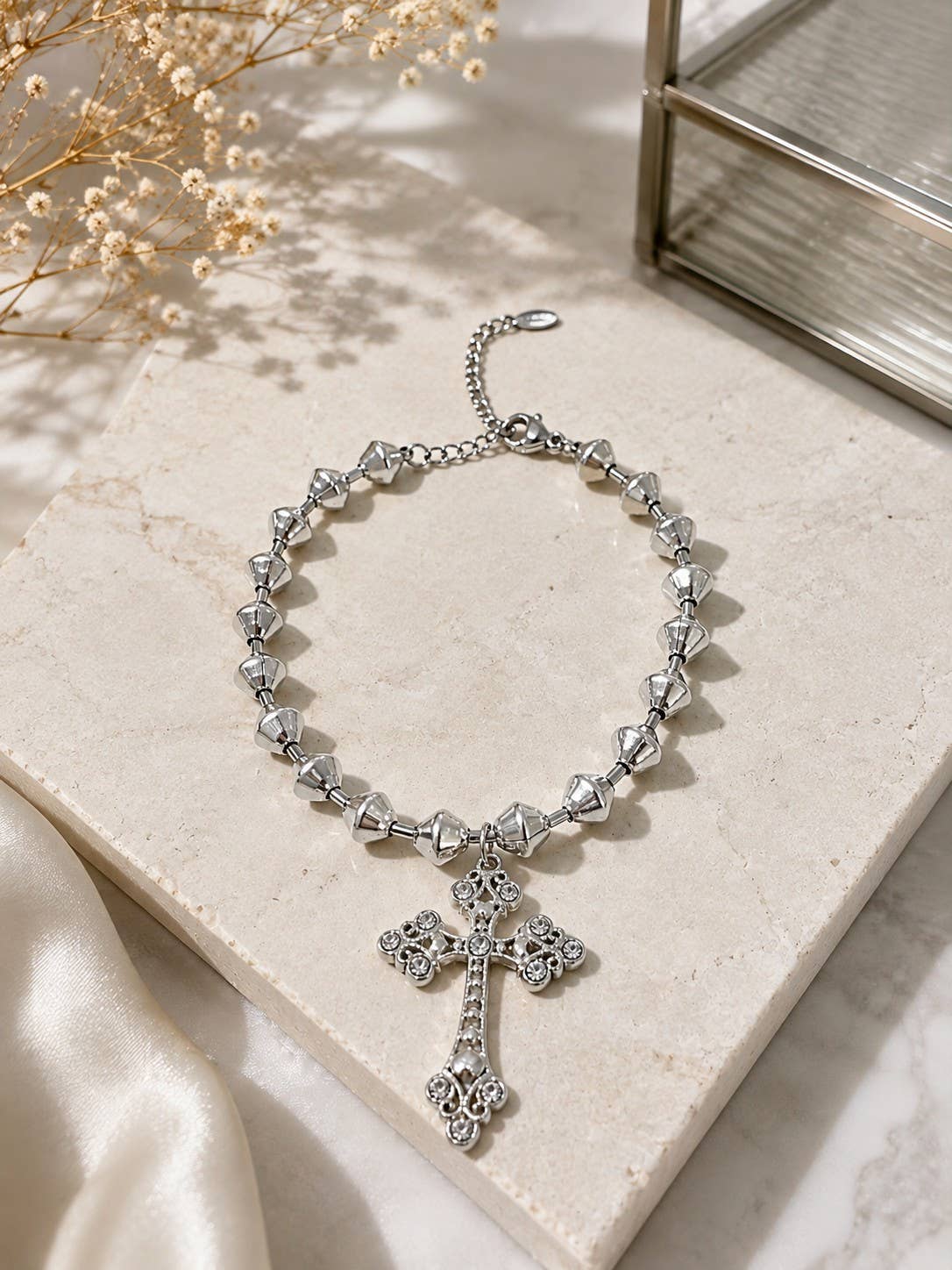 Bracelet adorned with a stainless steel cross pendant: Gold