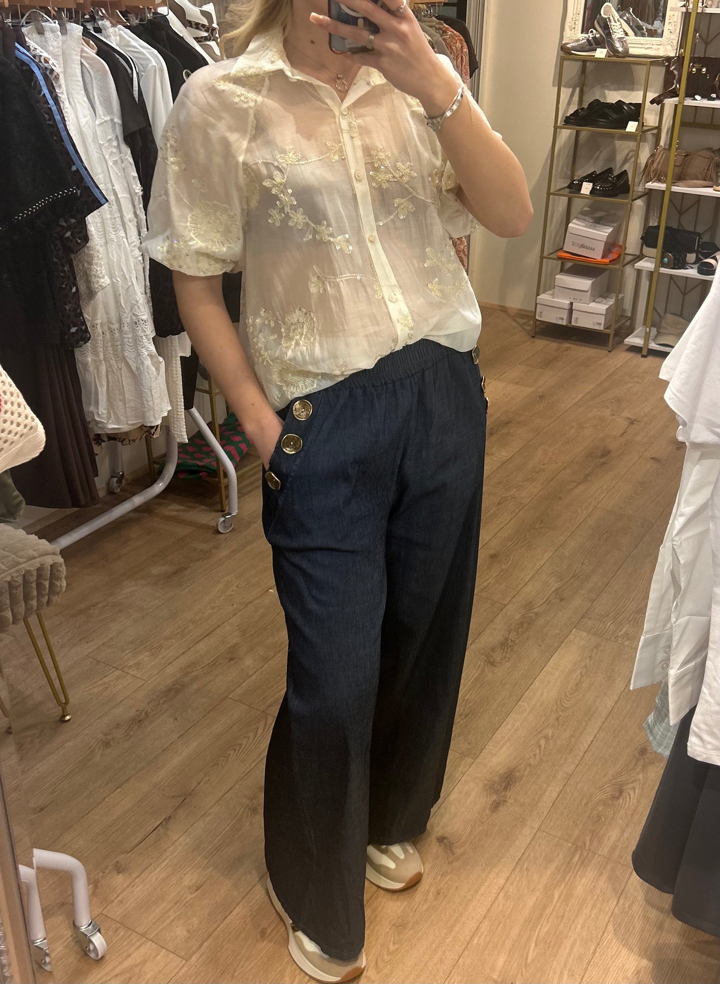 FLOWER EMBROIDERED CREAM BLOUSE