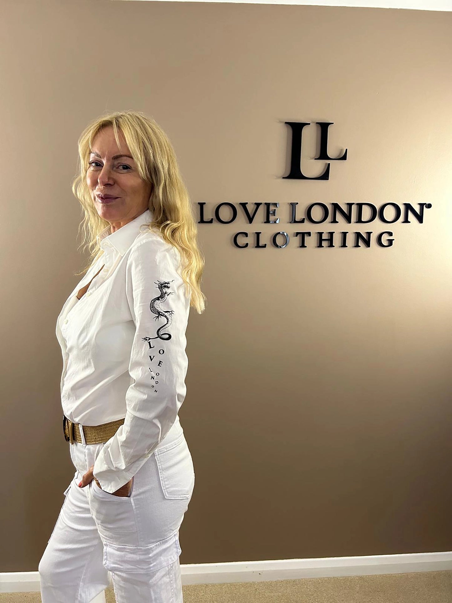 FITTED STRETCH SHIRT WITH LOVE LONDON DESIGN